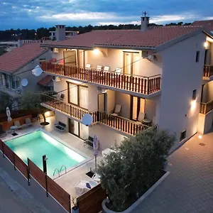 Apartman Pool Julia